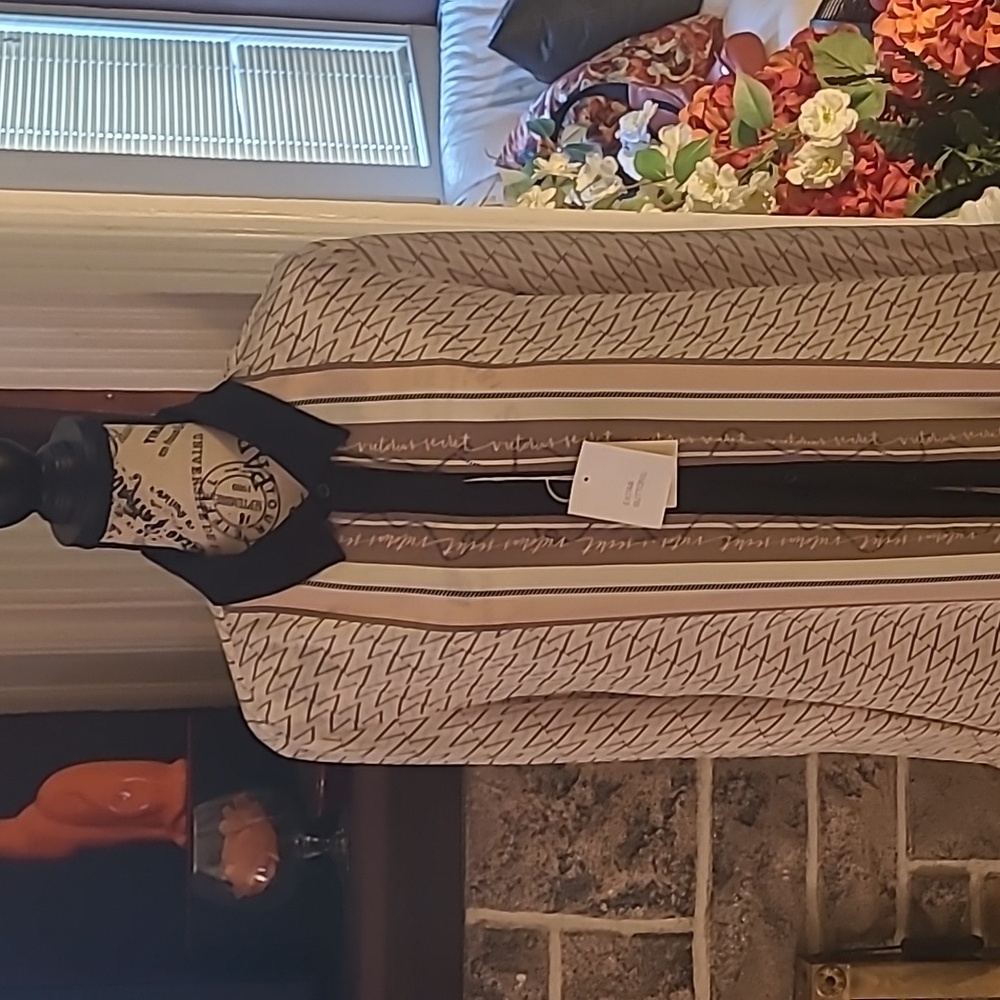 A Beautiful Victoria's Secret Silk Blouse. S/ L Nwt